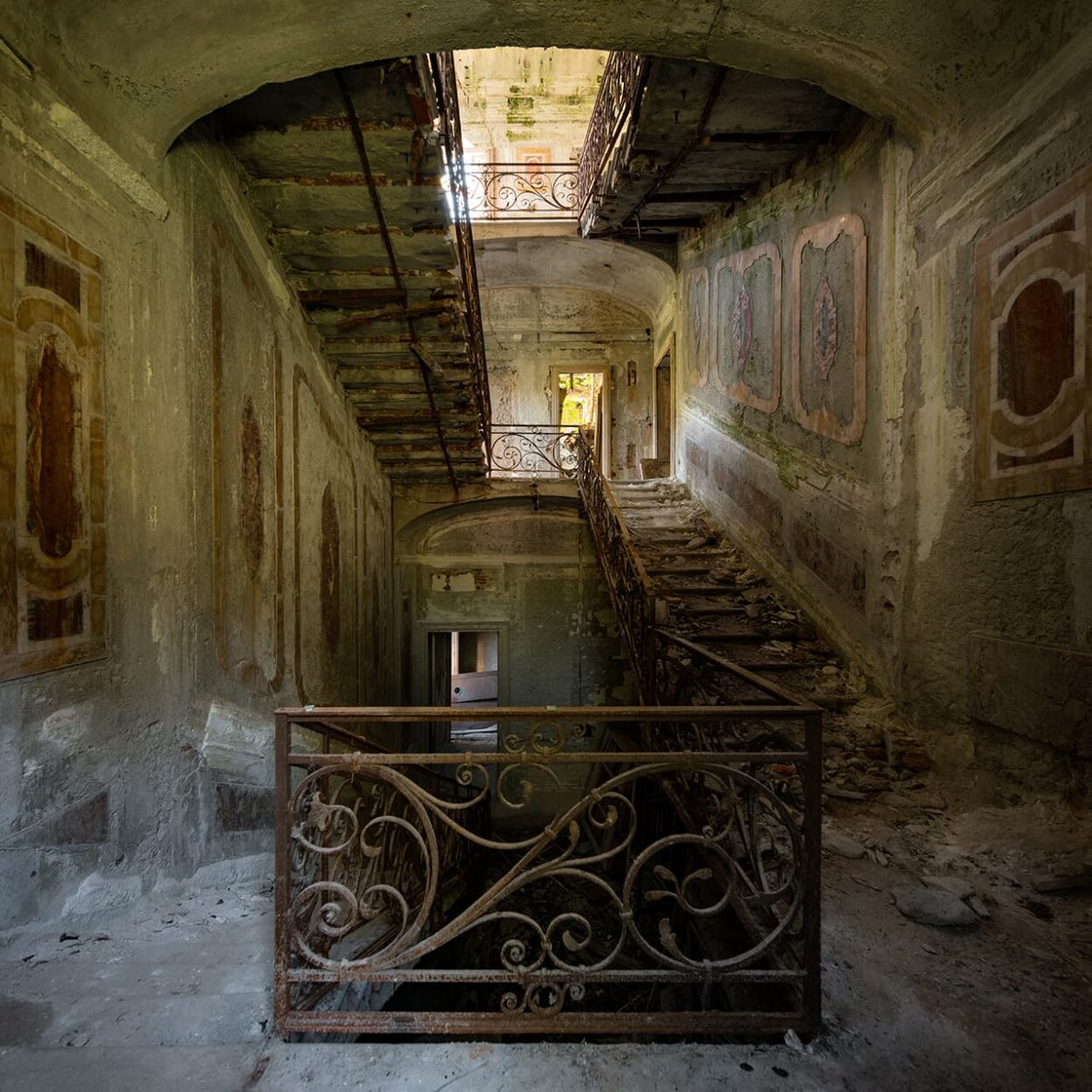 urbex-exploration-italie-villa-poss-escalier